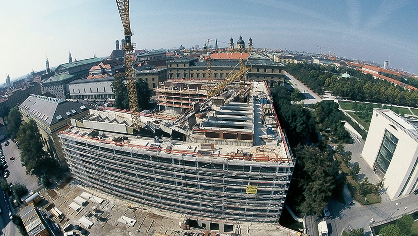 Luftaufnahme auf das Gebäude der Generalverwaltung der Max-Planck-Gesellschaft vor Fertigstellung des Rohbaus. Zu sehen ist die Montage der Sheddach-Fertigteilträger.