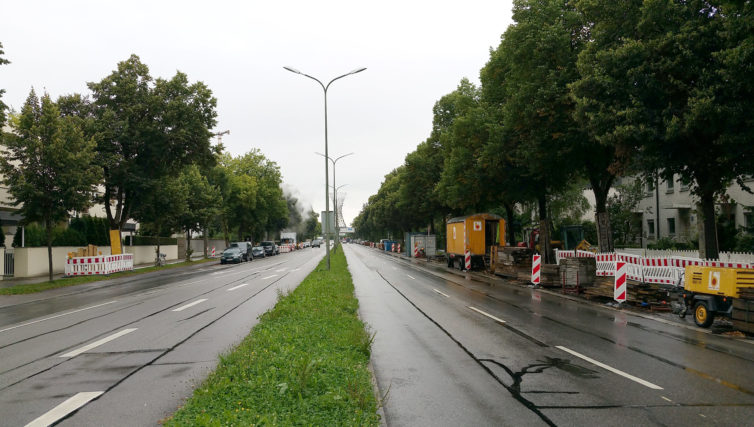 Bild der Inlinesanierung auf der Effnerstraße aufgenommen vom Grünstreifen in der Mitte. Rechts und links sind Baugruben für den Rohrleitungstiefbau zu sehen.