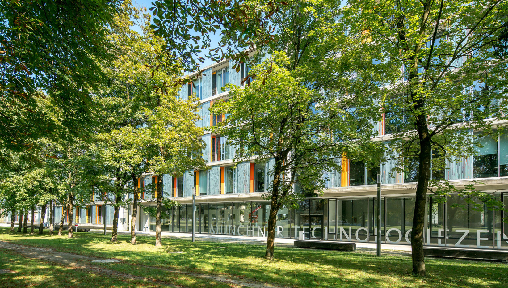 Aufnahme des Gebäudes für das Technologiezentrum nach Fertigstellung der Rohbauarbeiten durch Brunner + Co von der Schwimmbadwiese aus.